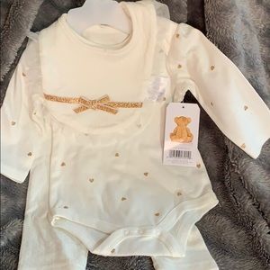 3/6m  outfit with bib🌟